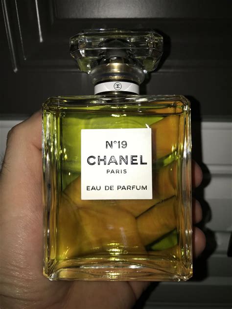 Chanel N°19 Chanel для женщин .